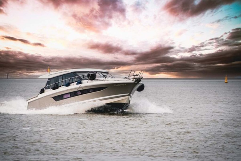 how much does it cost to charter a yacht