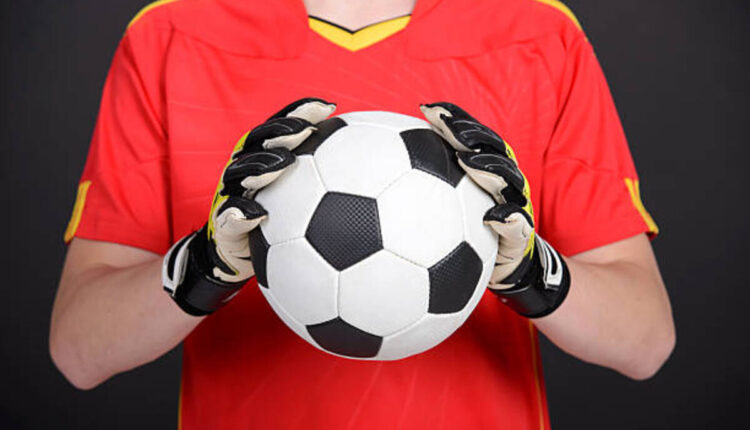 Choosing the Right Football Gloves for Performance